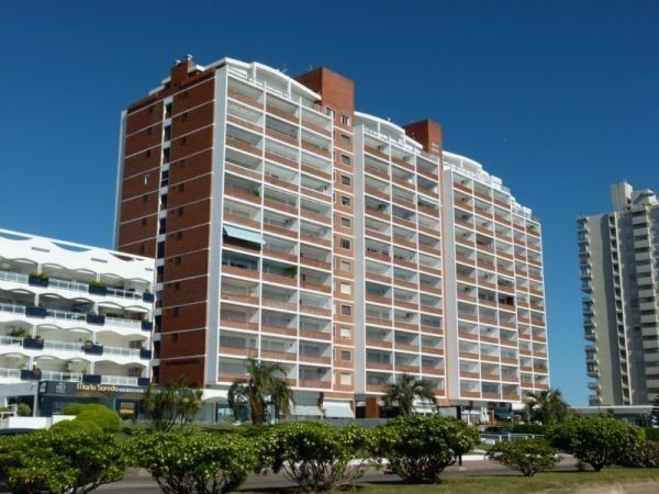 Amplio Pent House con vistas a la Brava en edificio Vanguardia